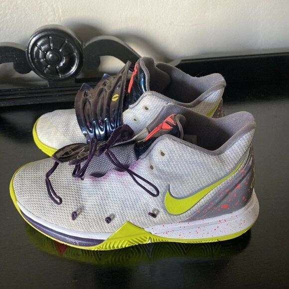 SIZE 4 YOUTH NIKE KYRIE 5 WHITE / GREEN AQ2456-102 SNEAKERS BASKETBALL - Picture 7 of 12